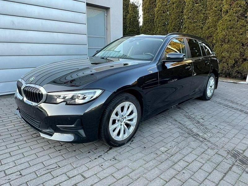 Czarny Używany 2021 BMW 316 Kombi | 55 000 zł - Obraz 1/4