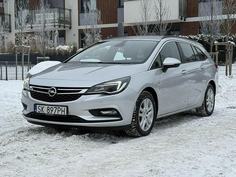 Srebrny Używany 2018 Opel Astra Kombi | 42 800 zł (Dość drogi) - Obraz 1/4