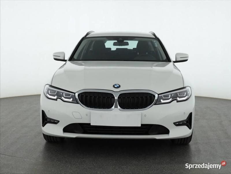 Biały Używany 2022 BMW 318 Kombi | 102 999 zł (Uczciwa cena) - Obraz 1/4