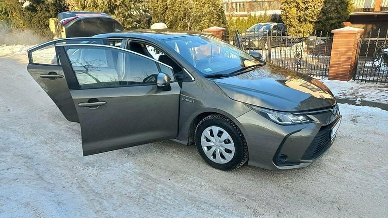 Używany Toyota Corolla Comfort 194 KM (142 kW) 2019 Brązowy Sedan/Limuzyna