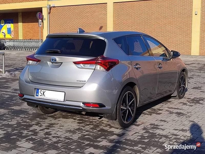 Używany Toyota Auris Hybrid 2017 Srebrny Hatchback