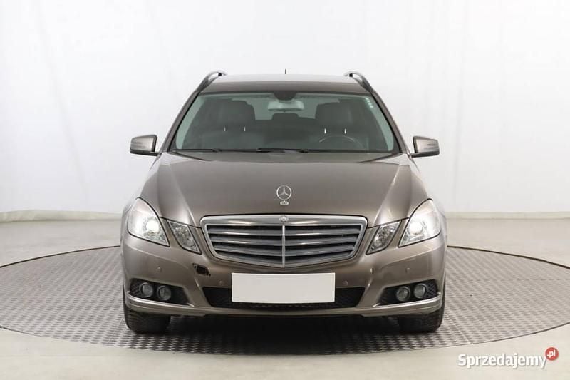 Szary Używany 2010 Mercedes E250 Kombi | 39 999 zł (Uczciwa cena) - Obraz 1/4