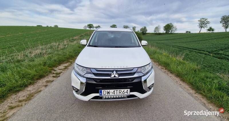 Używany Mitsubishi Outlander P-HEV 121 KM (88 kW) 2016 Biały SUV