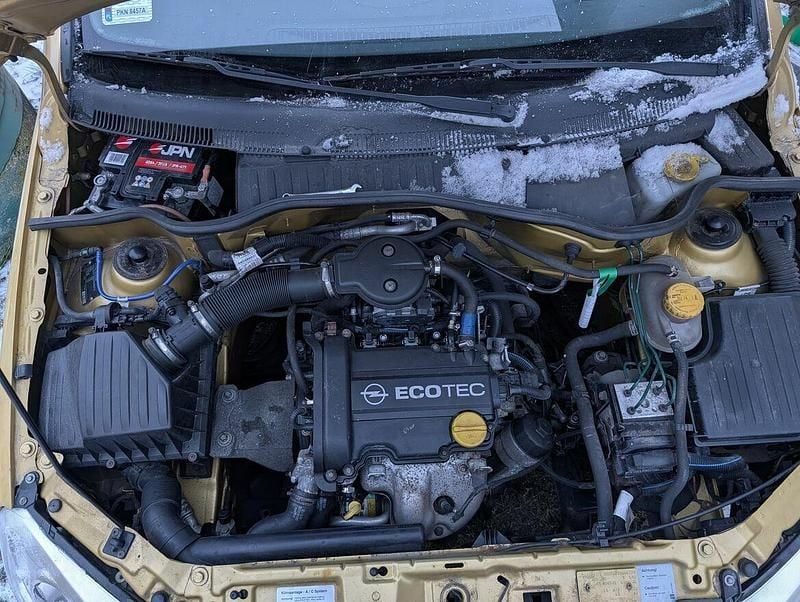 Używany Opel Corsa 2001 Żółtozłoty Hatchback