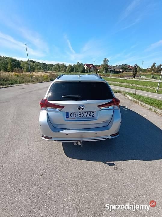 Srebrny Używany 2018 Toyota Auris Kombi | 43 500 zł - Obraz 1/4