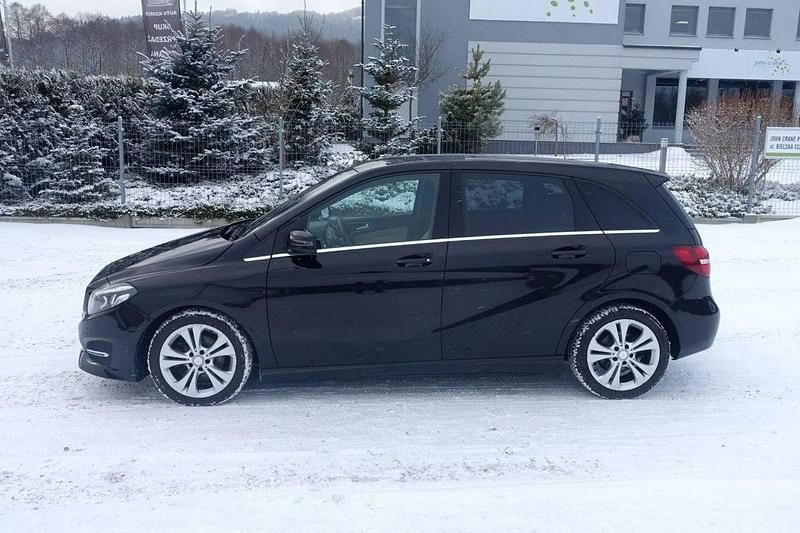 Używany Mercedes B180 122 KM (89 kW) 2015 Czarny Minivan