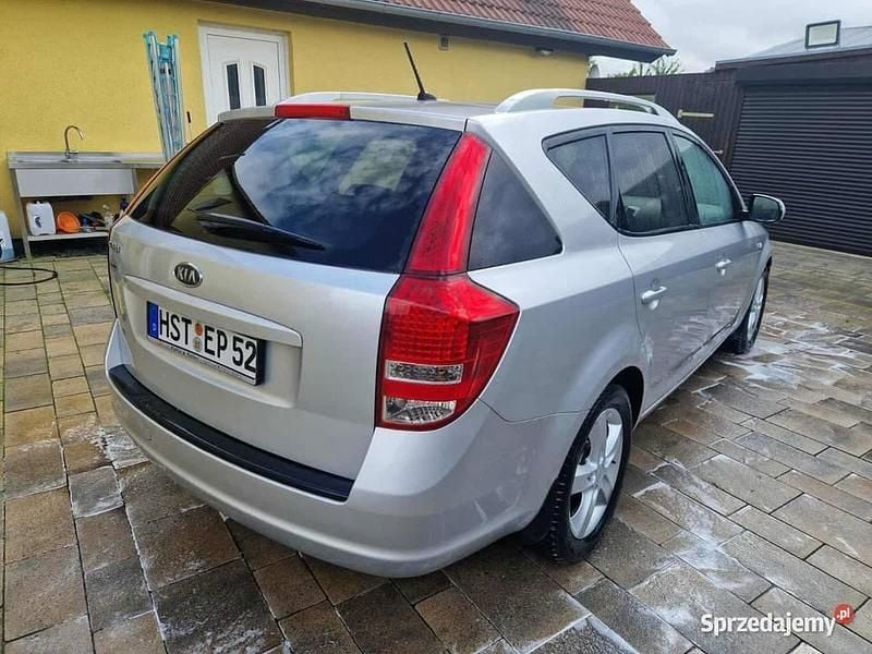 Srebrny Używany 2010 Kia Ceed 4 Kombi | 19 900 zł (Dobra cena) - Obraz 1/4