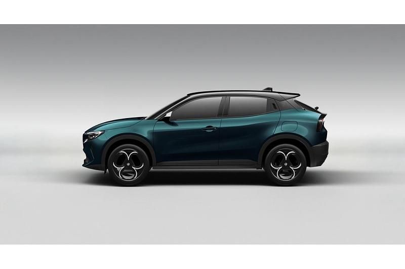 Nowe Alfa Romeo Junior 145 KM (106 kW) 2025 Lakier metalizowany niebieski z czarnym dachem  navigli SUV