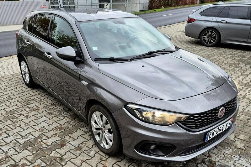 Szary (metalik, perła) Używany 2018 Fiat Tipo Hatchback | 20 999 zł - Obraz 1/4