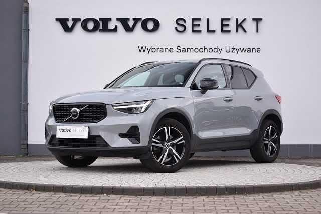 Szary Używany 2025 Volvo XC40 SUV | 159 900 zł (Dobra cena) - Obraz 1/4