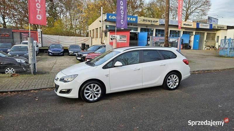 Używany Opel Astra 140 KM (102 kW) 2013 Biały Kombi