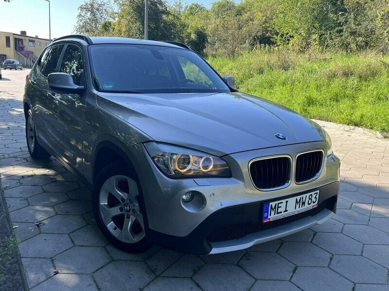 Srebrny Używany 2010 BMW X1 SUV | 37 998 zł - Obraz 1/4