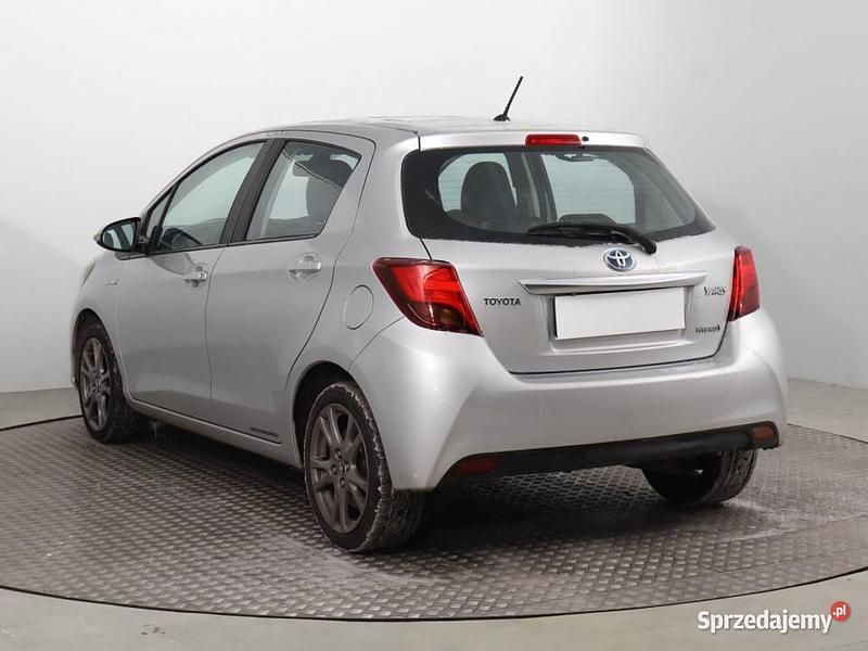 Używany Toyota Yaris Hybrid 2015 Srebrny Hatchback