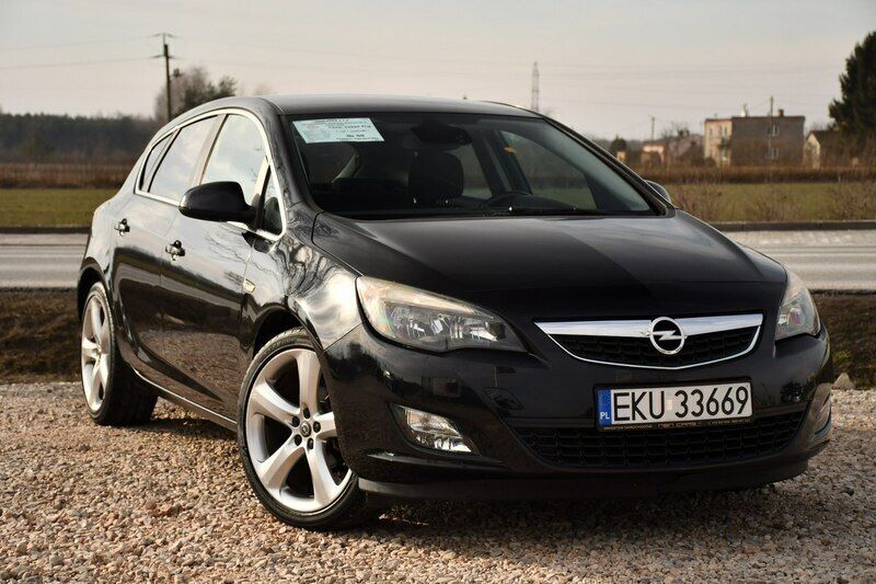 Używany Opel Astra 116 KM (85 kW) 2010 Czarny (metalik, perła) Hatchback