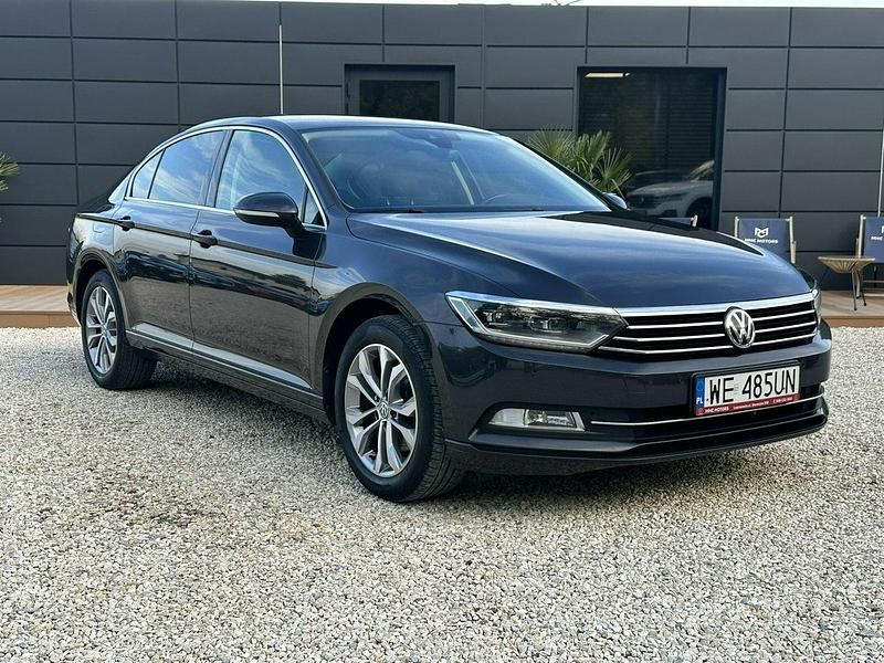 Szary (metalik) Używany 2018 VW Passat Sedan/Limuzyna | 69 900 zł (Dość drogi) - Obraz 1/3