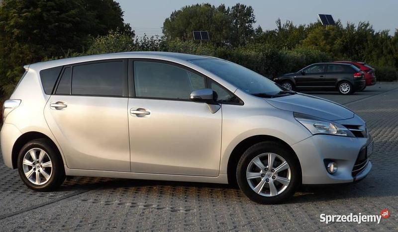 Srebrny Używany 2015 Toyota Verso Skyview Edition Minivan | 45 500 zł (Uczciwa cena) - Obraz 1/4
