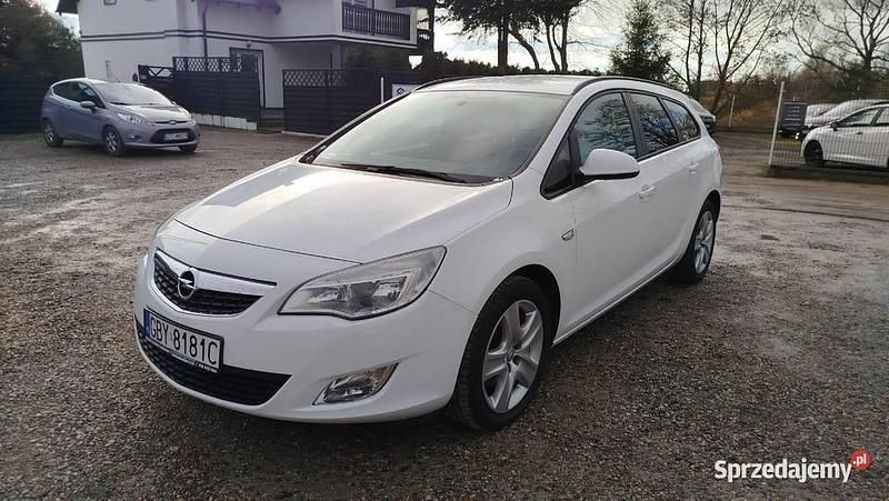 Biały Używany 2011 Opel Astra Kombi | 16 900 zł (Drogi) - Obraz 1/4