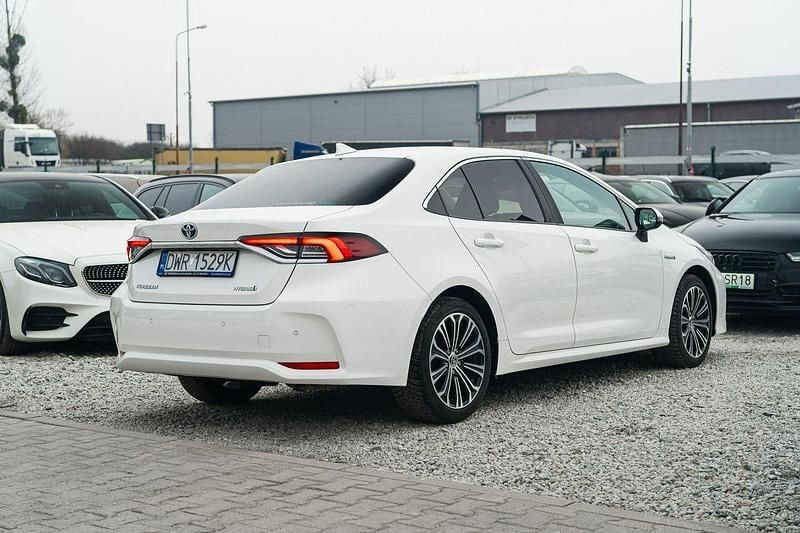 Używany Toyota Corolla 122 KM (89 kW) 2020 Biały (metalik) Sedan/Limuzyna
