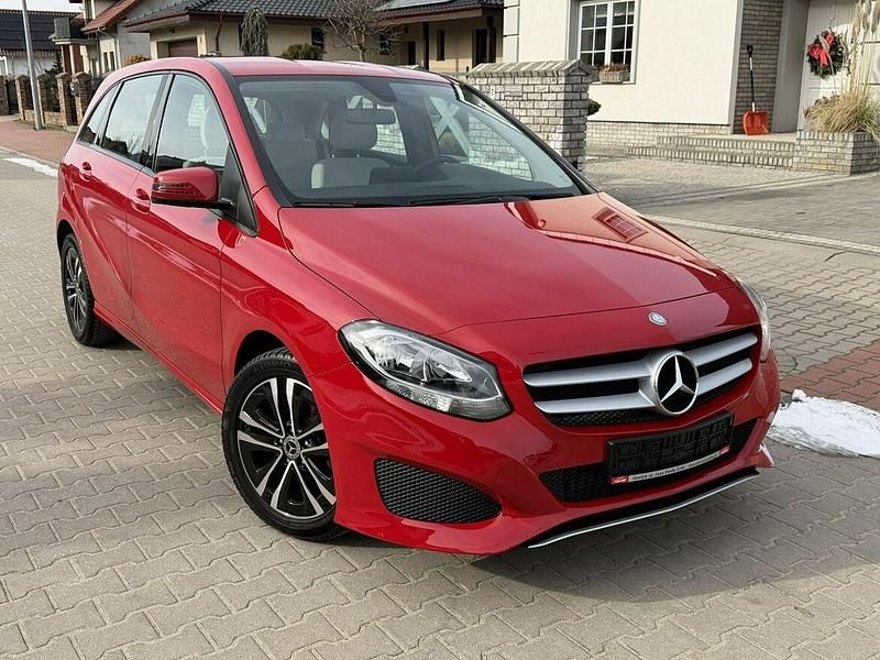 Używany Mercedes B180 122 KM (89 kW) 2015 Czerwony Minivan