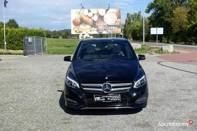 Czarny Używany 2016 Mercedes B180 Minivan | 53 800 zł (Super Cena) - Obraz 1/4
