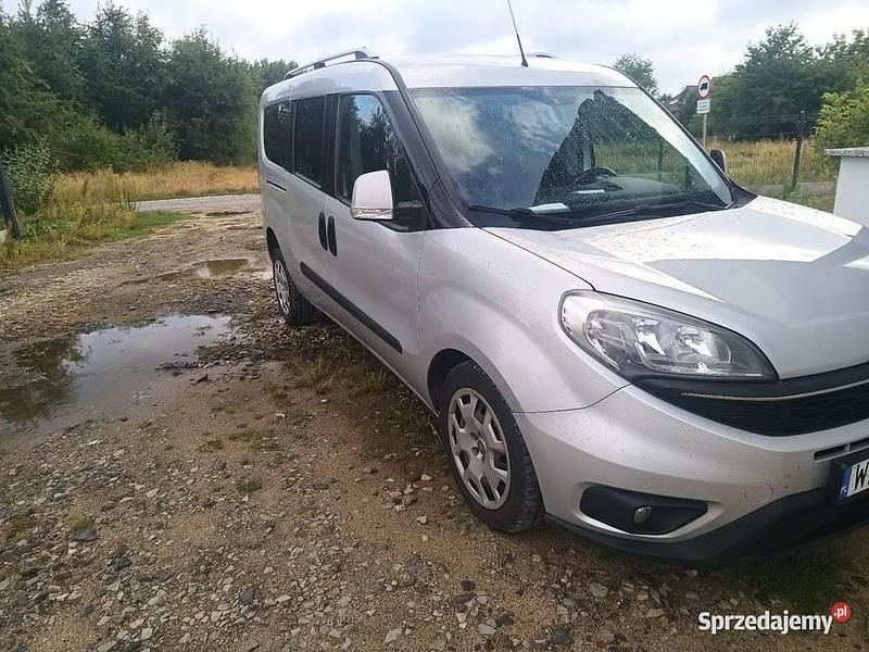 Srebrny Używany 2016 Fiat Doblò Minivan | 48 900 zł (Dość drogi) - Obraz 1/4