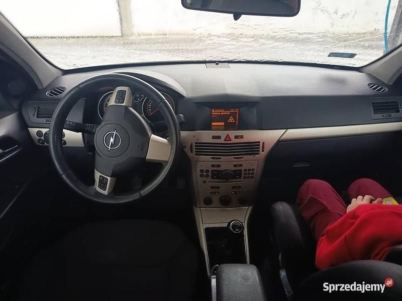 Używany Opel Astra 2007 Srebrny Kombi