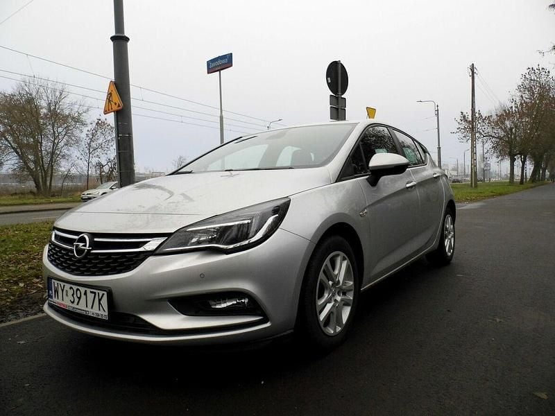 Używany Opel Astra 101 KM (74 kW) 2017 Srebrny Hatchback