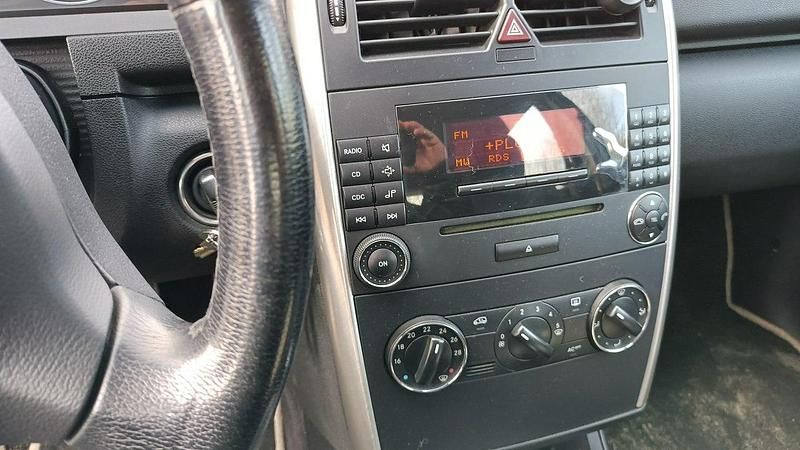 Używany Mercedes A180 109 KM (80 kW) 2008 Czarny Hatchback