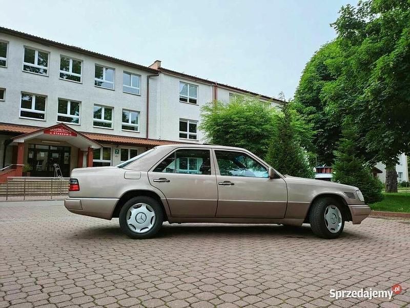 Używany Mercedes E250 1994 Inny kolor Sedan/Limuzyna