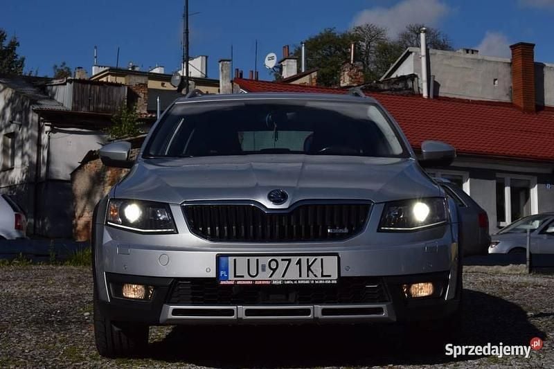 Srebrny Używany 2016 Skoda Octavia Scout Scout 4x4 Kombi | 52 500 zł - Obraz 1/4