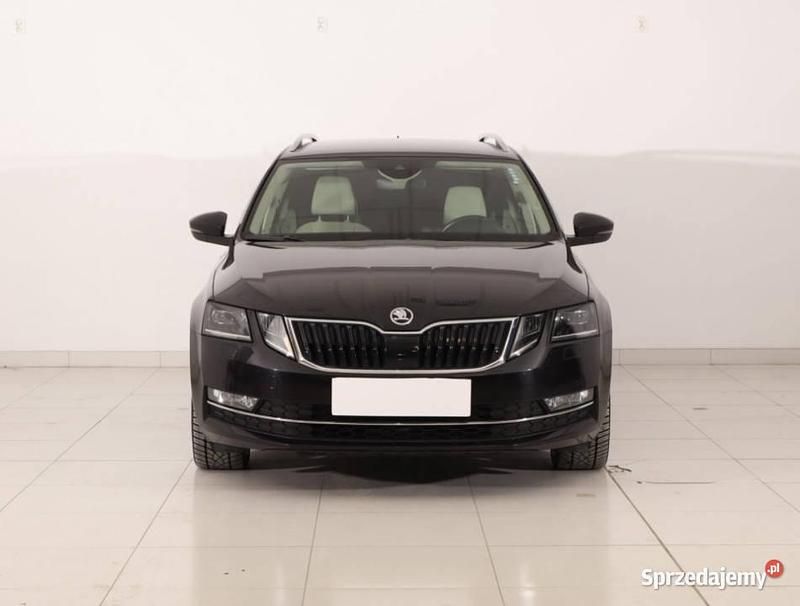 Czarny Używany 2017 Skoda Octavia Kombi | 61 999 zł (Uczciwa cena) - Obraz 1/4