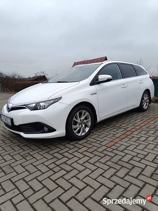 Biały Używany 2018 Toyota Auris Hybrid Premium Kombi | 37 500 zł (Drogi) - Obraz 1/4