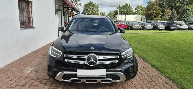 Używany Mercedes GLC200 163 KM (119 kW) 2021 Czarny SUV