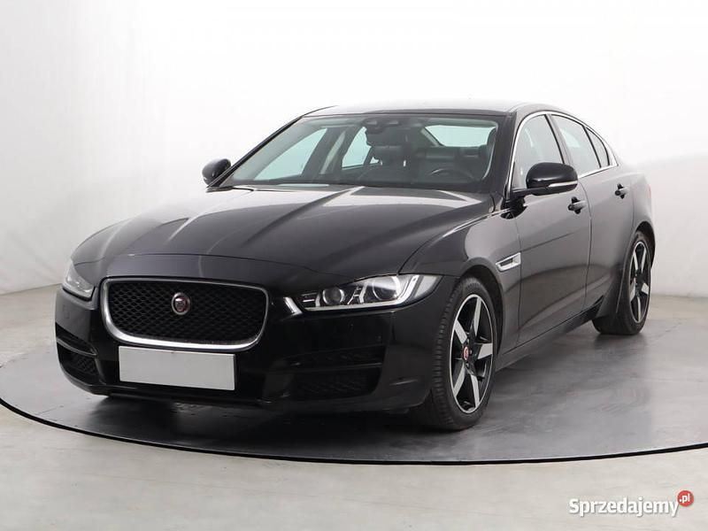 Używany Jaguar XE 2016 Czarny Sedan/Limuzyna