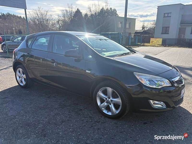 Używany Opel Astra 2010 Czarny Hatchback