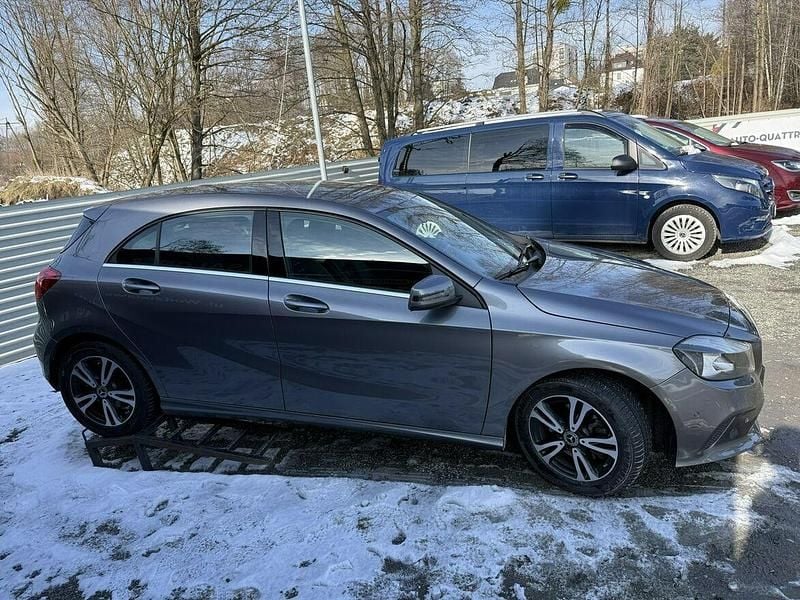Używany Mercedes A200 156 KM (114 kW) 2017 Szary (metalik) Hatchback