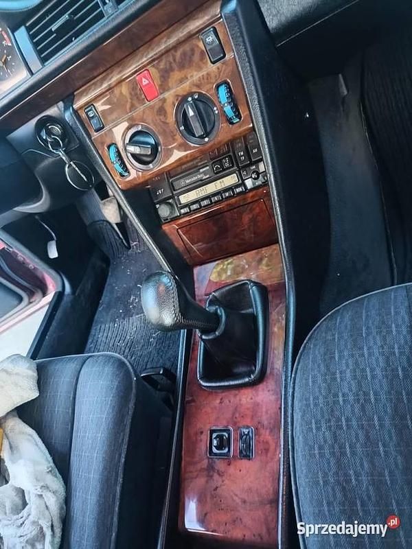 Używany 1990 Mercedes E300 | 14 500 zł - Obraz 1/4