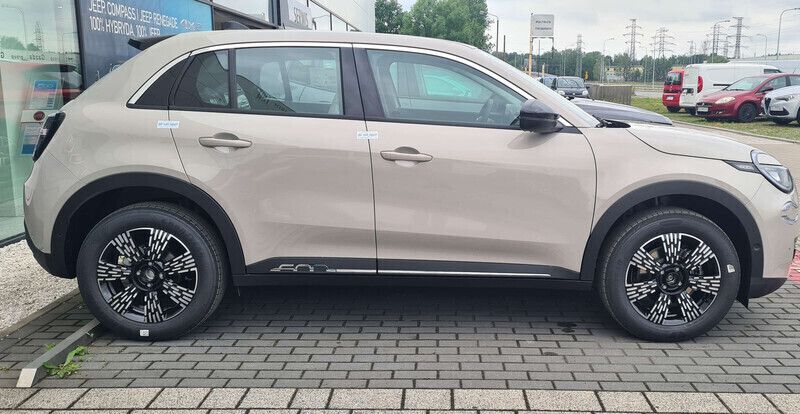 Używany Fiat 600 100 KM (73 kW) 2024 Lakier metalizowany beżowy earth SUV