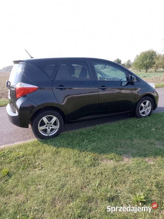 Czarny Używany 2011 Toyota Verso-S Minivan | 25 700 zł - Obraz 1/4