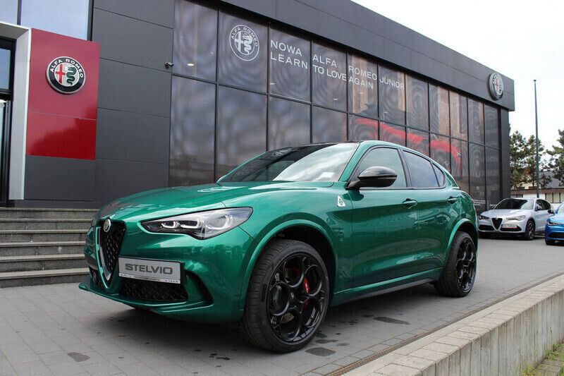 Lakier specjalny zielony montreal green Nowe 2025 Alfa Romeo Stelvio Quadrifoglio SUV | 433 348 zł - Obraz 1/4