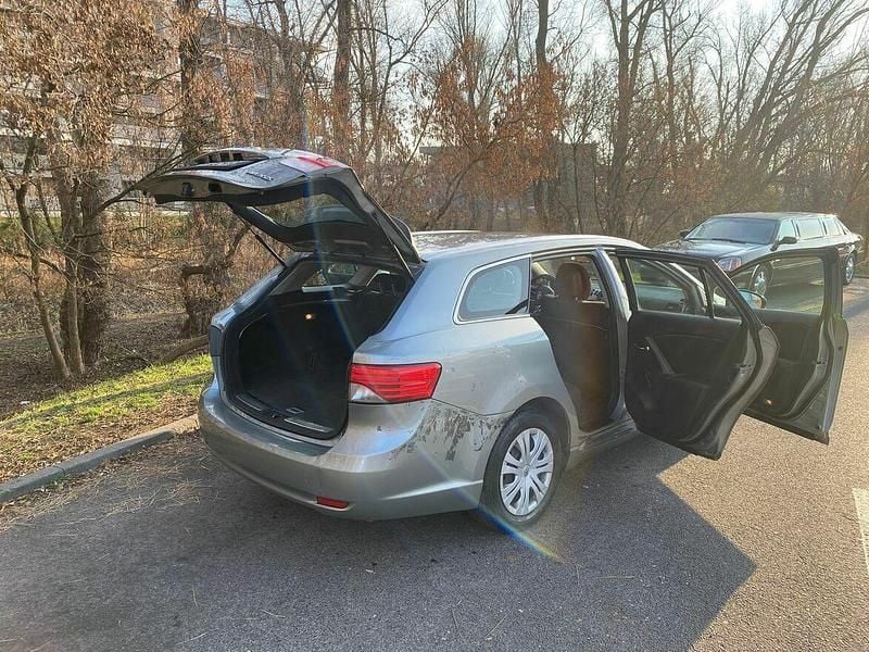 Używany Toyota Avensis 2013 Srebrny Kombi