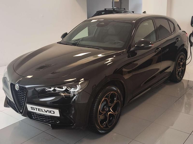 Lakier metalizowany czarny volcano black Nowe 2025 Alfa Romeo Stelvio SUV | 265 000 zł - Obraz 1/4