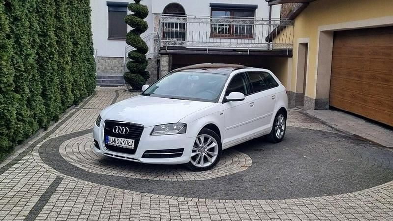 Biały (metalik) Używany 2012 Audi A3 Sportback Hatchback | 28 900 zł (Uczciwa cena) - Obraz 1/4