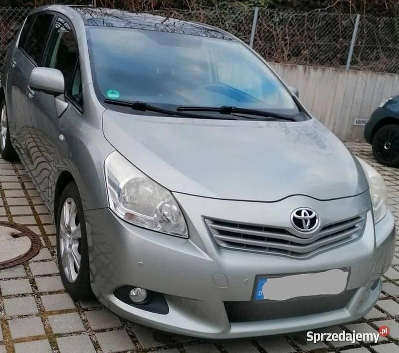Srebrny Używany 2012 Toyota Verso Minivan | 23 500 zł - Obraz 1/4