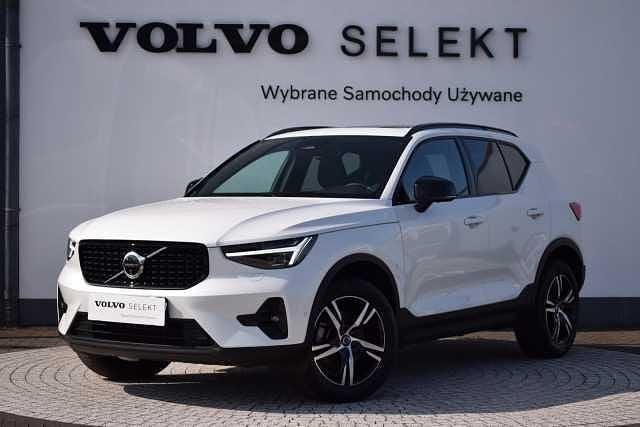 Biały Używany 2025 Volvo XC40 SUV | 171 900 zł (Uczciwa cena) - Obraz 1/4