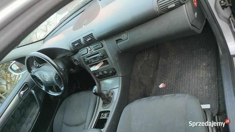 Używany Mercedes C180 Avantgarde 2001 Srebrny Sedan/Limuzyna