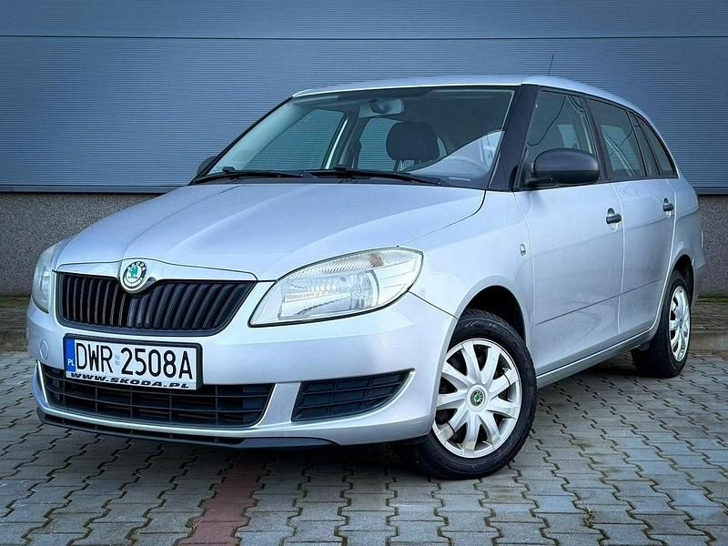 Srebrny Używany 2011 Skoda Fabia Hatchback | 9900 zł (Dobra cena) - Obraz 1/4