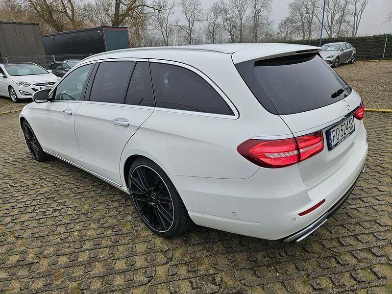 Używany Mercedes E220 195 KM (143 kW) 2017 Biały (metalik) Kombi