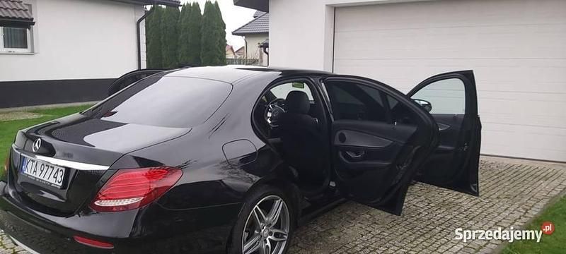 Używany Mercedes E220 AMG 194 KM (142 kW) 2016 Czarny Sedan/Limuzyna