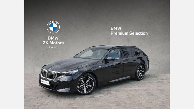 Czarny szafir metalizowany Używany 2024 BMW 520 Comfort Edition Kombi | 319 900 zł - Obraz 1/3